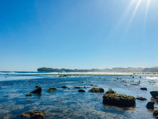 Wunderschöner Strand Gunung Kidul Indonesien Bei Tageslicht Mit Menschen Korallenfelsen — Stockfoto