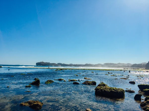 Mooi Strand Gunung Kidul Indonesië Bij Daglicht Met Mensen Koraal — Stockfoto