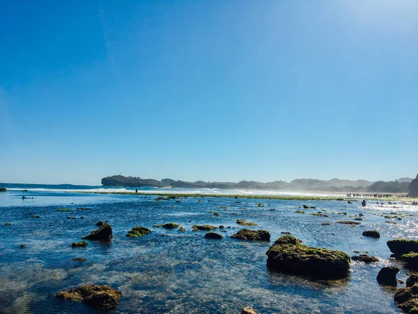 Mooi Strand Gunung Kidul Indonesië Bij Daglicht Met Mensen Koraal — Stockfoto