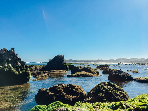 Mooi Strand Gunung Kidul Indonesië Bij Daglicht Met Mensen Koraal — Stockfoto