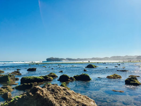 Mooi Strand Gunung Kidul Indonesië Bij Daglicht Met Mensen Koraal — Stockfoto