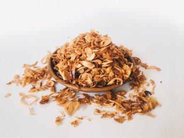 Beyaz arka planda ahşap kase hizmet biber ve sarımsak lezzet ile Endonezya baharatlı tavuk ezmek