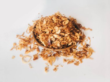 Beyaz arka planda ahşap kase hizmet biber ve sarımsak lezzet ile Endonezya baharatlı tavuk ezmek