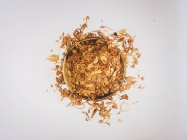 Beyaz arka planda ahşap kase hizmet biber ve sarımsak lezzet ile Endonezya baharatlı tavuk ezmek