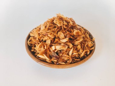 Beyaz arka planda ahşap kase hizmet biber ve sarımsak lezzet ile Endonezya baharatlı tavuk ezmek