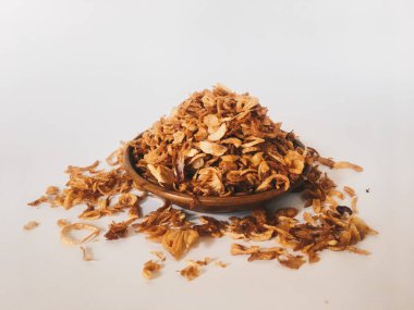 Beyaz arka planda ahşap kase hizmet biber ve sarımsak lezzet ile Endonezya baharatlı tavuk ezmek