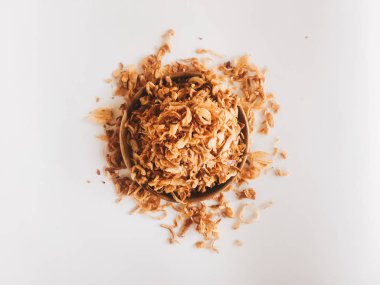 Beyaz arka planda ahşap kase hizmet biber ve sarımsak lezzet ile Endonezya baharatlı tavuk ezmek