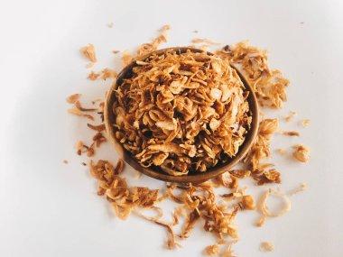 Beyaz arka planda ahşap kase hizmet biber ve sarımsak lezzet ile Endonezya baharatlı tavuk ezmek