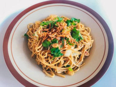 Lezzetli spagetti beyaz arka planda plaka servis