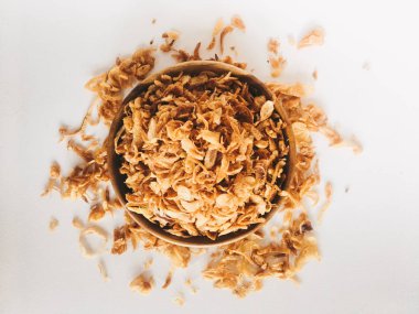 Beyaz arka planda ahşap kase hizmet biber ve sarımsak lezzet ile Endonezya baharatlı tavuk ezmek