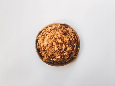 Beyaz arka planda ahşap kase hizmet biber ve sarımsak lezzet ile Endonezya baharatlı tavuk ezmek