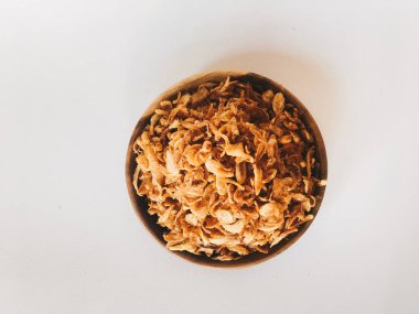 Beyaz arka planda ahşap kase hizmet biber ve sarımsak lezzet ile Endonezya baharatlı tavuk ezmek