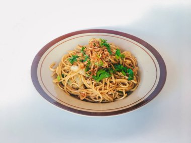 Lezzetli spagetti beyaz arka planda plaka servis