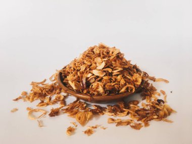 Beyaz arka planda ahşap kase hizmet biber ve sarımsak lezzet ile Endonezya baharatlı tavuk ezmek