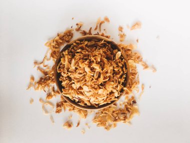 Beyaz arka planda ahşap kase hizmet biber ve sarımsak lezzet ile Endonezya baharatlı tavuk ezmek