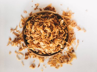 Beyaz arka planda ahşap kase hizmet biber ve sarımsak lezzet ile Endonezya baharatlı tavuk ezmek