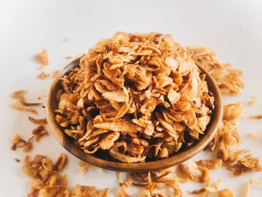 Beyaz arka planda ahşap kase hizmet biber ve sarımsak lezzet ile Endonezya baharatlı tavuk ezmek