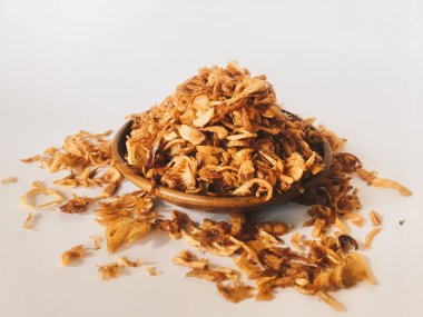 Beyaz arka planda ahşap kase hizmet biber ve sarımsak lezzet ile Endonezya baharatlı tavuk ezmek