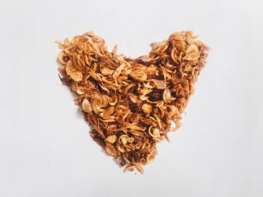 Beyaz arka planda kalp şeklinde hizmet biber ve sarımsak lezzet ile Endonezya baharatlı tavuk ezmek