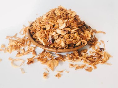 Beyaz arka planda ahşap kase hizmet biber ve sarımsak lezzet ile Endonezya baharatlı tavuk ezmek