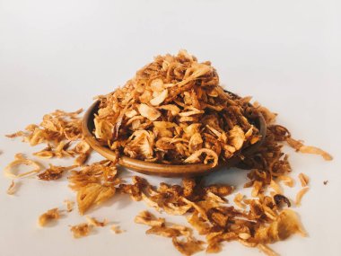 Beyaz arka planda ahşap kase hizmet biber ve sarımsak lezzet ile Endonezya baharatlı tavuk ezmek