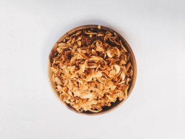 Beyaz arka planda ahşap kase hizmet biber ve sarımsak lezzet ile Endonezya baharatlı tavuk ezmek