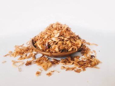 Beyaz arka planda ahşap kase hizmet biber ve sarımsak lezzet ile Endonezya baharatlı tavuk ezmek