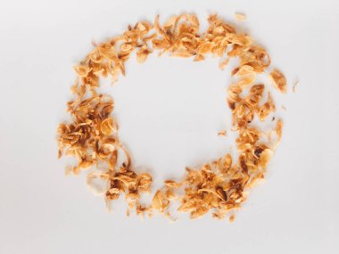 Beyaz arka planda daire şeklinde servis edilen biber ve sarımsak aroması ile Endonezya baharatlı tavuk ezmek