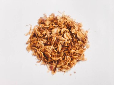 Beyaz arka planda öbek içinde biber ve sarımsak lezzet ile Endonezya baharatlı tavuk ezmek