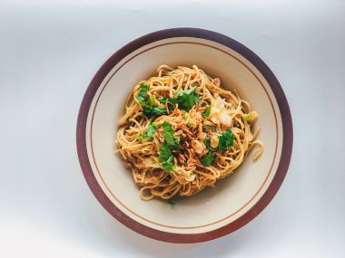 Lezzetli spagetti beyaz arka planda plaka servis