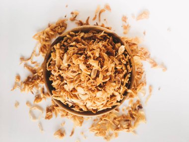 Beyaz arka planda ahşap kase hizmet biber ve sarımsak lezzet ile Endonezya baharatlı tavuk ezmek