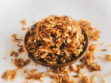 Beyaz arka planda ahşap kase hizmet biber ve sarımsak lezzet ile Endonezya baharatlı tavuk ezmek