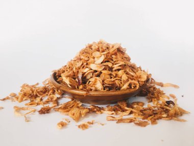 Beyaz arka planda ahşap kase hizmet biber ve sarımsak lezzet ile Endonezya baharatlı tavuk ezmek