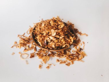 Beyaz arka planda ahşap kase hizmet biber ve sarımsak lezzet ile Endonezya baharatlı tavuk ezmek