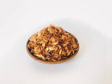 Beyaz arka planda ahşap kase hizmet biber ve sarımsak lezzet ile Endonezya baharatlı tavuk ezmek