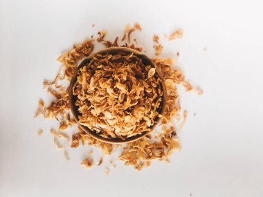 Beyaz arka planda ahşap kase hizmet biber ve sarımsak lezzet ile Endonezya baharatlı tavuk ezmek