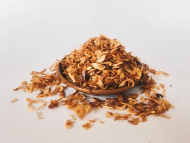 Beyaz arka planda ahşap kase hizmet biber ve sarımsak lezzet ile Endonezya baharatlı tavuk ezmek