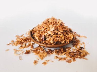 Beyaz arka planda ahşap kase hizmet biber ve sarımsak lezzet ile Endonezya baharatlı tavuk ezmek