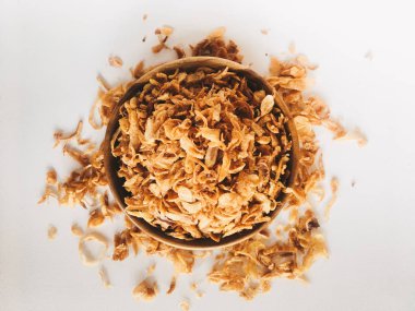 Beyaz arka planda ahşap kase hizmet biber ve sarımsak lezzet ile Endonezya baharatlı tavuk ezmek