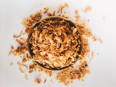 Beyaz arka planda ahşap kase hizmet biber ve sarımsak lezzet ile Endonezya baharatlı tavuk ezmek