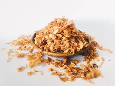 Beyaz arka planda ahşap kase hizmet biber ve sarımsak lezzet ile Endonezya baharatlı tavuk ezmek