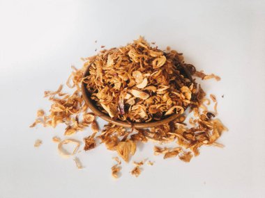 Beyaz arka planda ahşap kase hizmet biber ve sarımsak lezzet ile Endonezya baharatlı tavuk ezmek