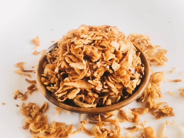 Beyaz arka planda ahşap kase hizmet biber ve sarımsak lezzet ile Endonezya baharatlı tavuk ezmek