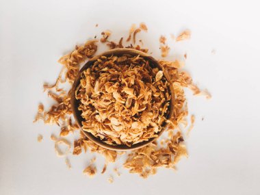 Beyaz arka planda ahşap kase hizmet biber ve sarımsak lezzet ile Endonezya baharatlı tavuk ezmek