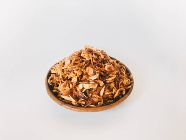 Beyaz arka planda ahşap kase hizmet biber ve sarımsak lezzet ile Endonezya baharatlı tavuk ezmek