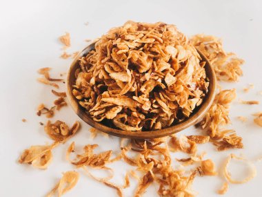 Beyaz arka planda ahşap kase hizmet biber ve sarımsak lezzet ile Endonezya baharatlı tavuk ezmek