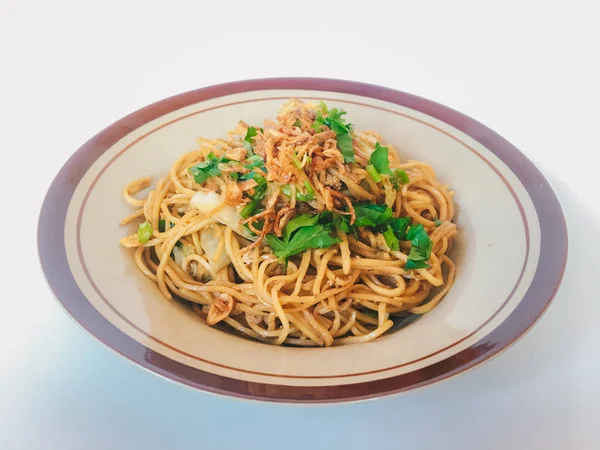 Smakelijke Spaghetti Geserveerd Plaat Witte Achtergrond — Stockfoto