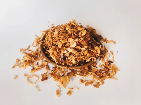 Beyaz arka planda ahşap kase hizmet biber ve sarımsak lezzet ile Endonezya baharatlı tavuk ezmek