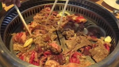 Geleneksel Endonezya ızgara sarımsak ve baharat ile domuz kızartması