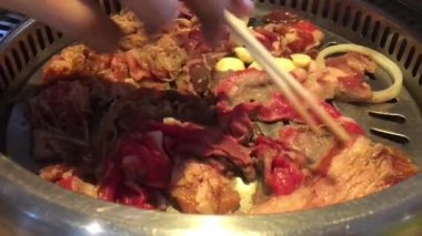 Geleneksel Endonezya ızgara sarımsak ve baharat ile domuz kızartması